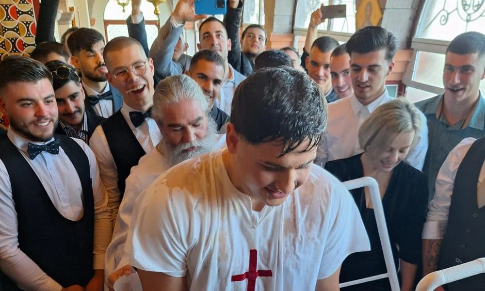 Μια ιδιαίτερη βάπτιση στο Ναύπλιο: 27 νέα παιδιά έγιναν νονοί 20χρονου (Εικόνες)